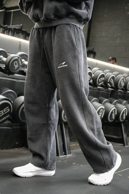 HERCSTUDIOS SWEATPANTS - Black model three-quarter front view
