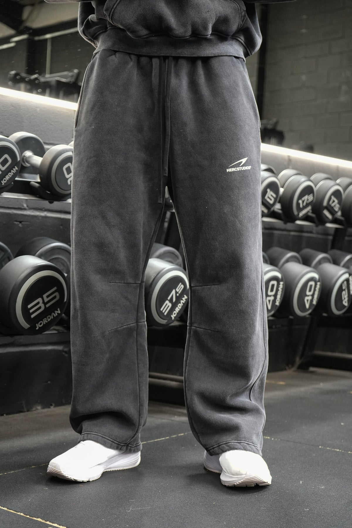 HERCSTUDIOS SWEATPANTS - Black model front view