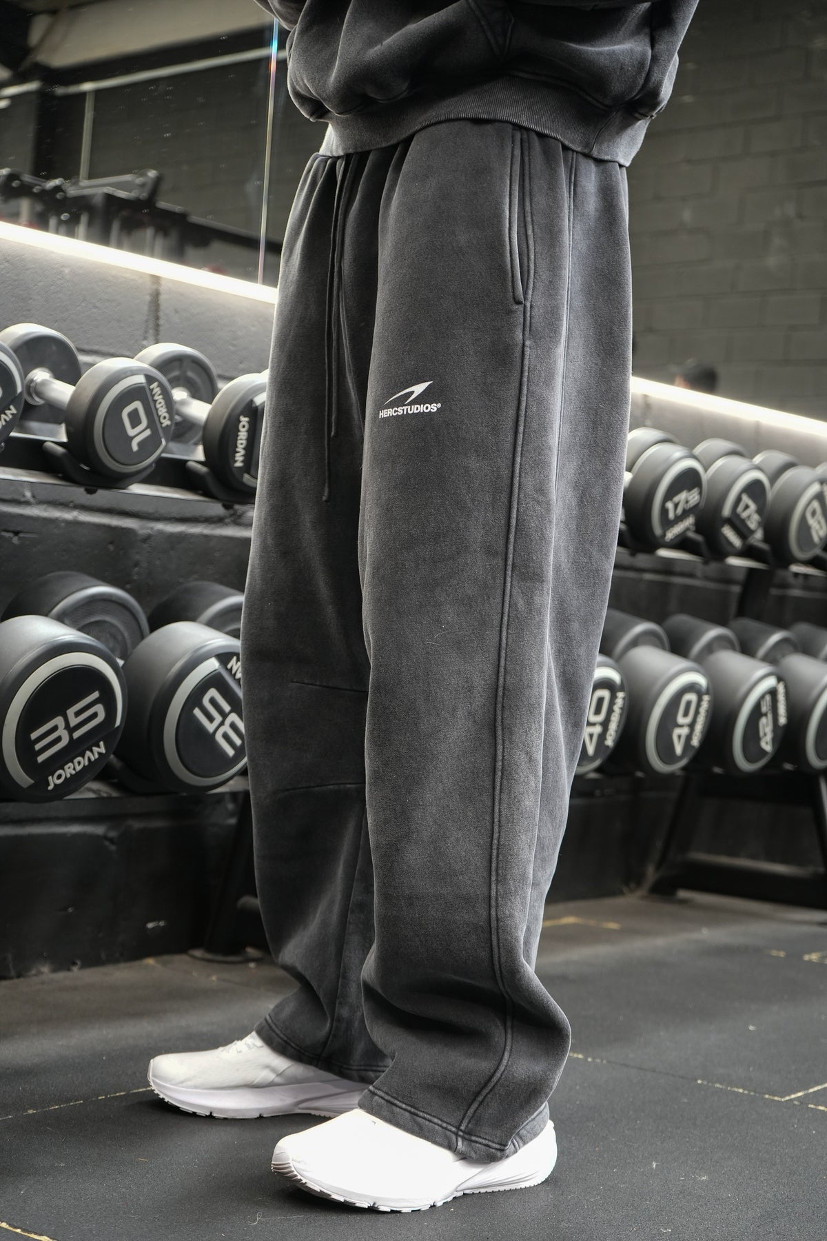 HERCSTUDIOS SWEATPANTS - Black model side view