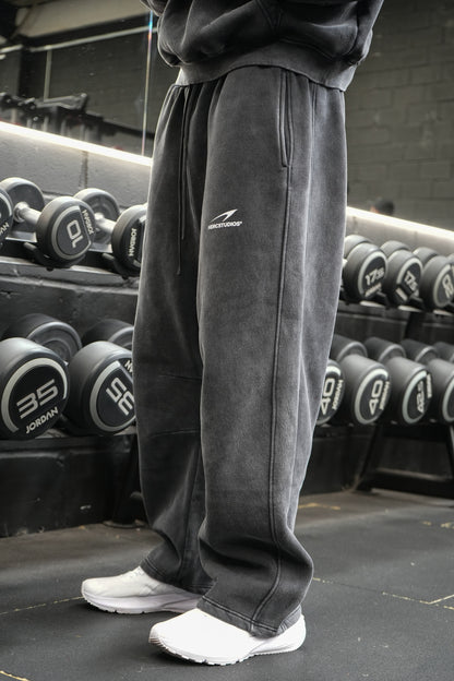 HERCSTUDIOS SWEATPANTS - Black model side view